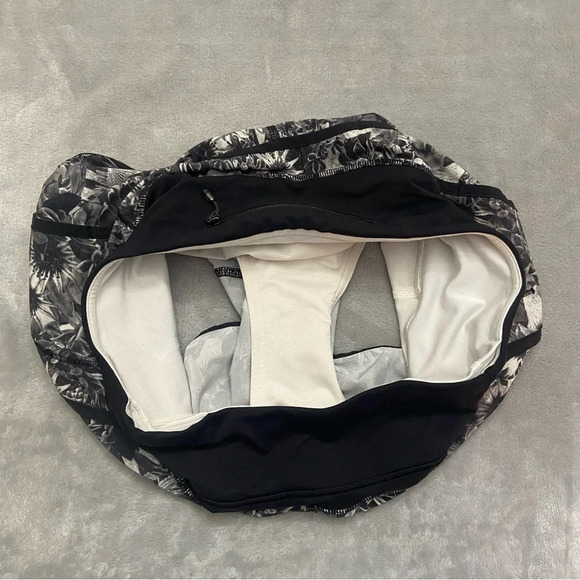 Lululemon Run Times Short Flowabunga Black Angel Wing 21342 - Picture 9 of 12